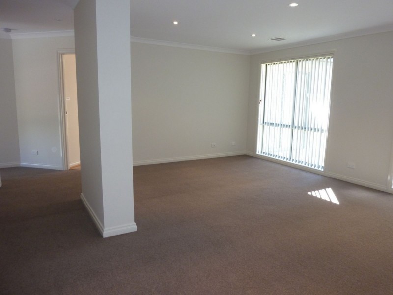 2 Laurence Close, Jerrabomberra NSW 2619