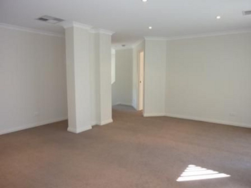 2 Laurence Close, Jerrabomberra NSW 2619