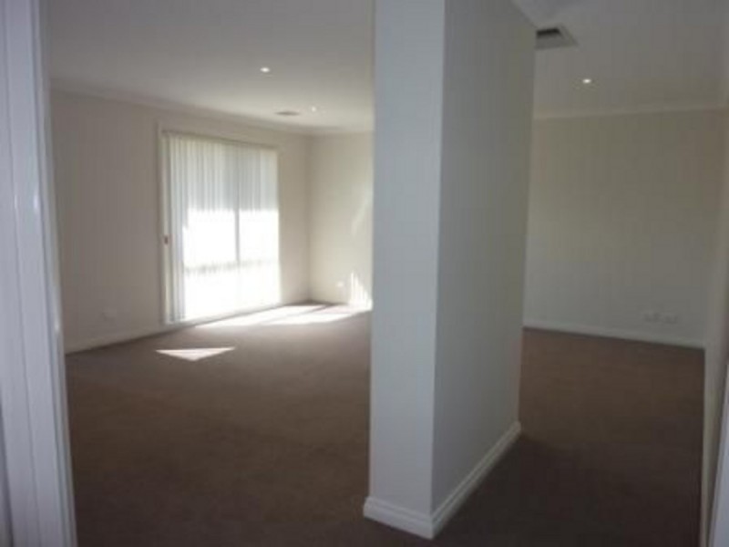 2 Laurence Close, Jerrabomberra NSW 2619
