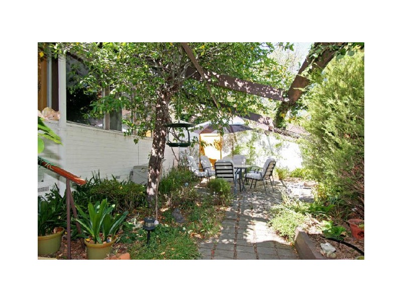 8 Hellyer Street, Holder ACT 2611