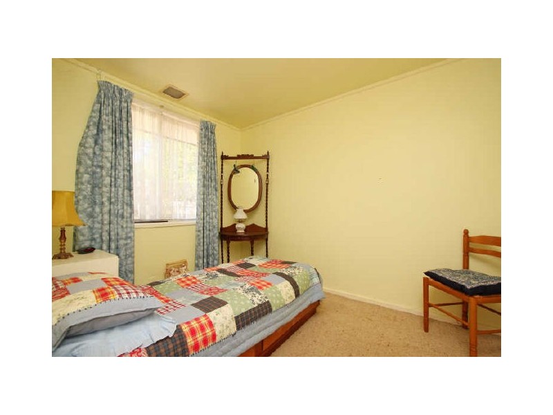 8 Hellyer Street, Holder ACT 2611
