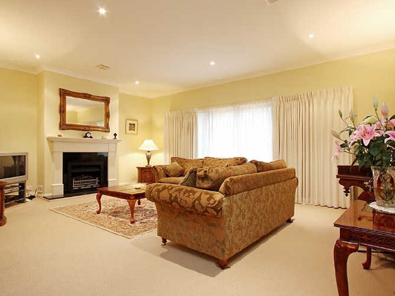 17 Gawler Crescent, Deakin ACT 2600