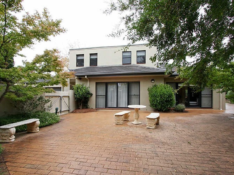 17 Gawler Crescent, Deakin ACT 2600