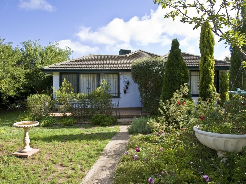 7 Tallara Parkway, Narrabundah ACT 2604