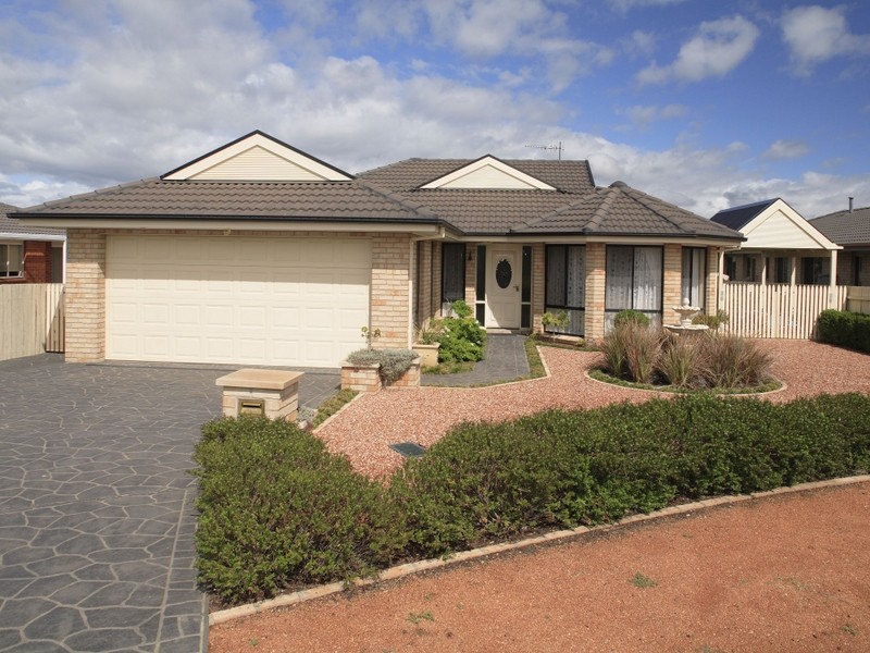 10 Tarrant Crescent, Dunlop ACT 2615