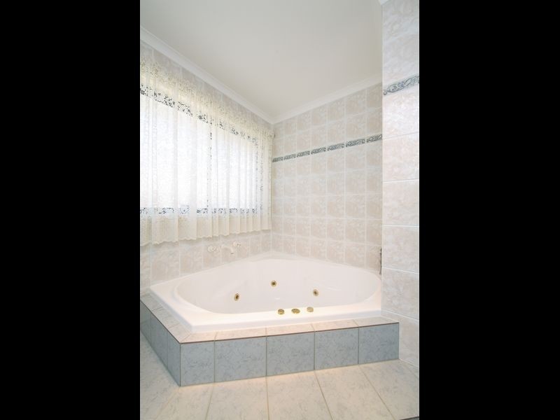 10 Tarrant Crescent, Dunlop ACT 2615