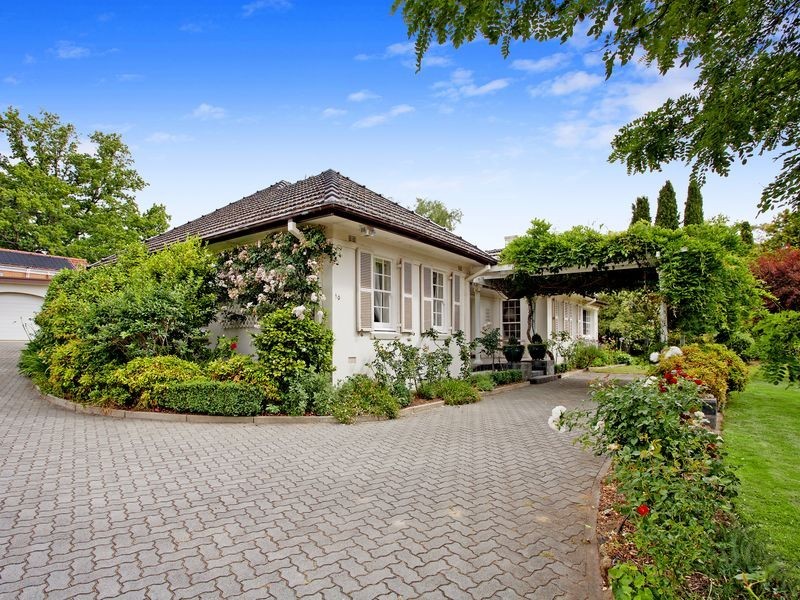 10 Dampier Crescent, Forrest ACT 2603