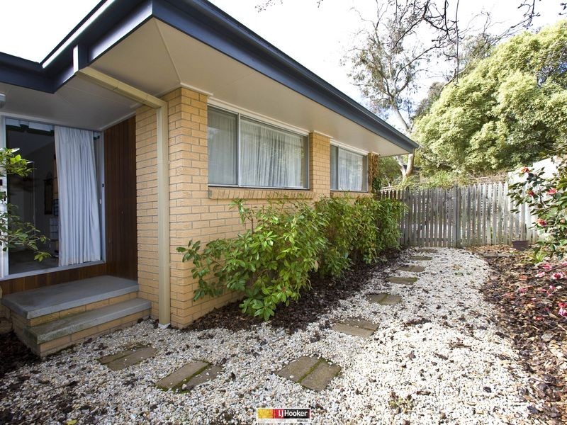 104 Hawkesbury Crescent, Farrer ACT 2607
