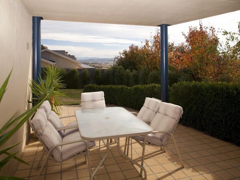 14 Lobelia Close, Jerrabomberra NSW 2619