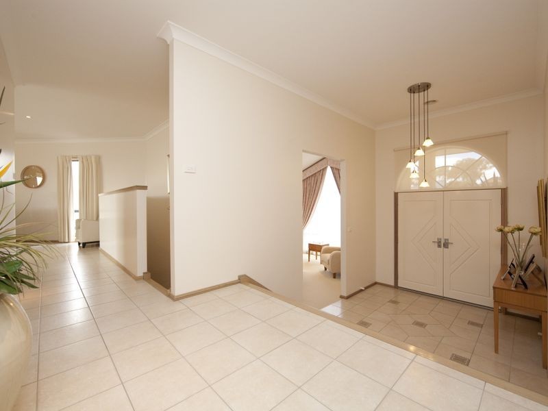 14 Lobelia Close, Jerrabomberra NSW 2619