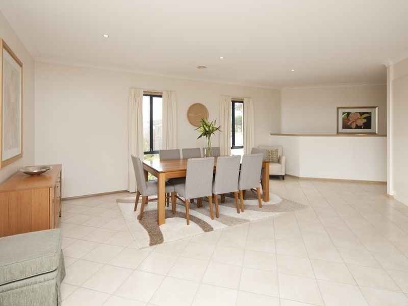 14 Lobelia Close, Jerrabomberra NSW 2619