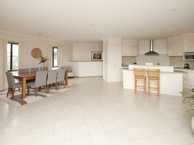 14 Lobelia Close, Jerrabomberra NSW 2619