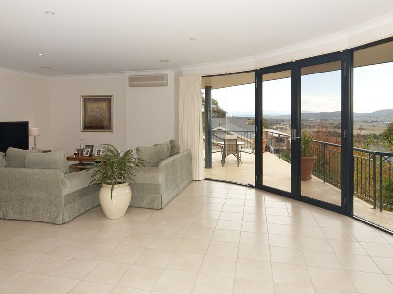 14 Lobelia Close, Jerrabomberra NSW 2619