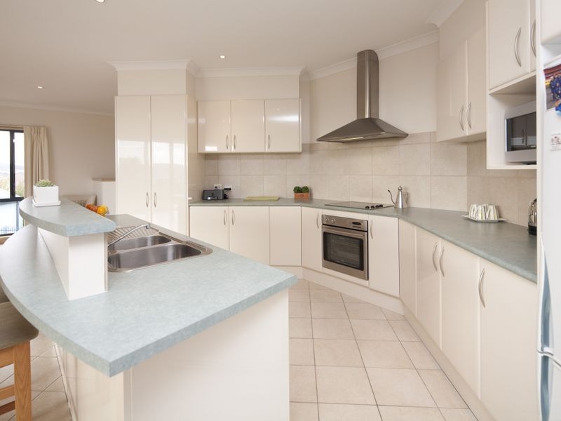 14 Lobelia Close, Jerrabomberra NSW 2619