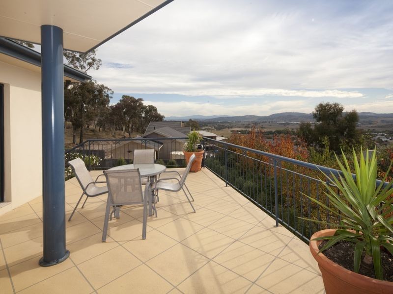 14 Lobelia Close, Jerrabomberra NSW 2619