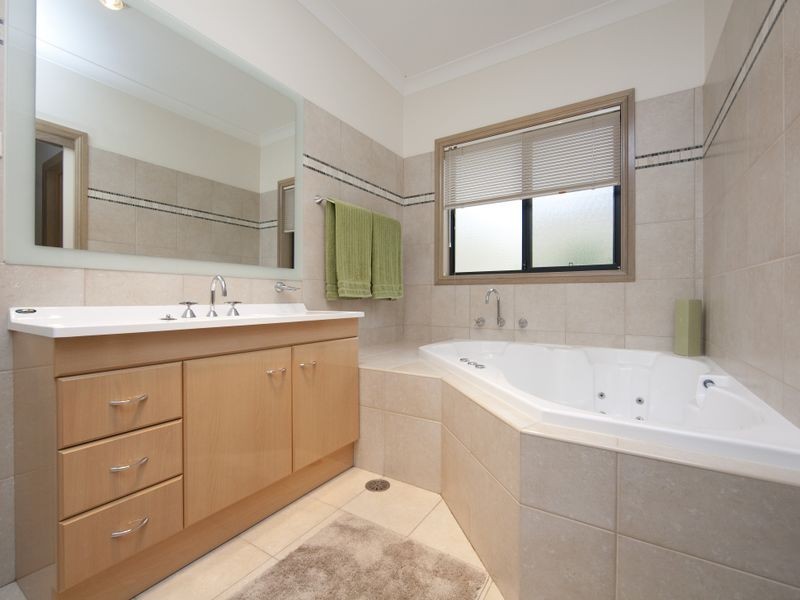 14 Lobelia Close, Jerrabomberra NSW 2619