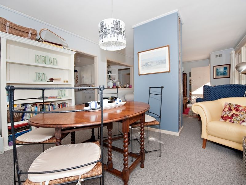 2 Nyrang Street, Narrabundah ACT 2604