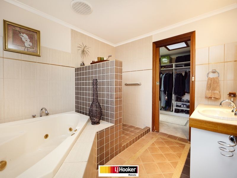 31 Halloran Drive, Jerrabomberra NSW 2619