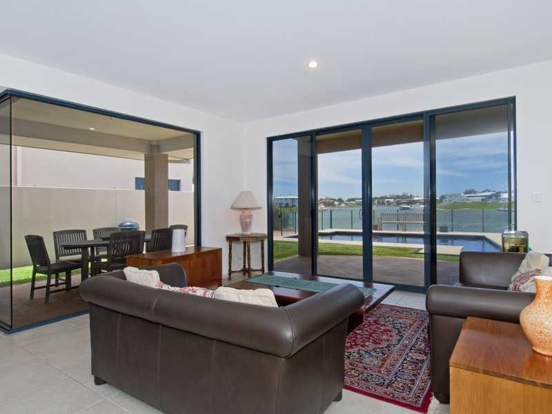 2/4 The Peninsula, Port Macquarie NSW 2444