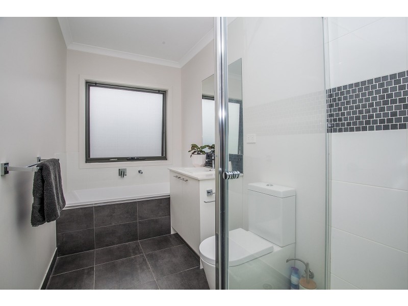 11 Lithgow Way, Mooroolbark VIC 3138