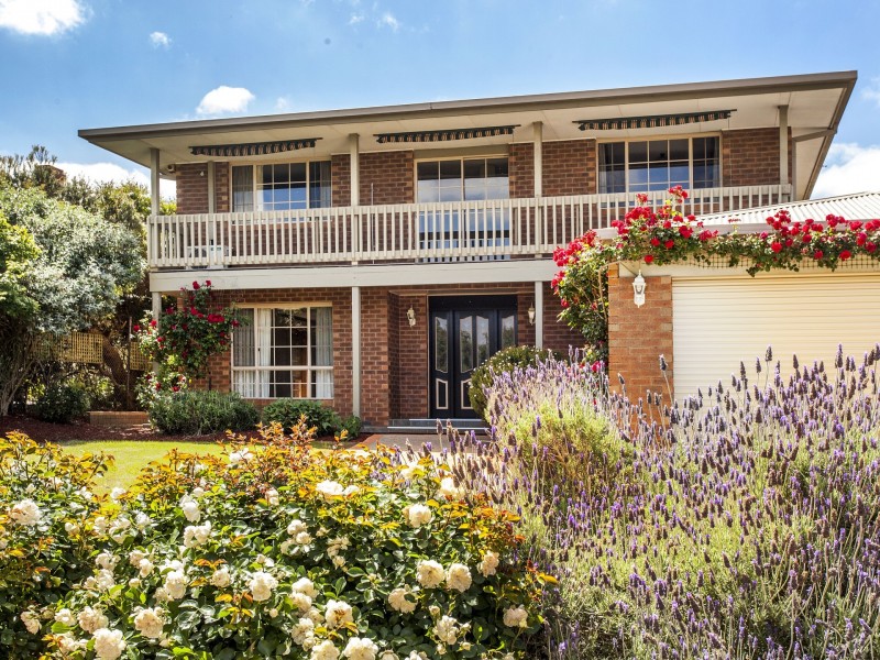 13 Hilledge Lane, Mooroolbark VIC 3138