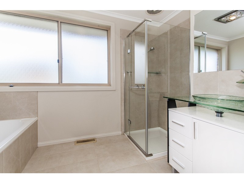 13 Hilledge Lane, Mooroolbark VIC 3138