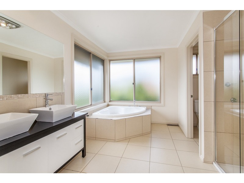 13 Hilledge Lane, Mooroolbark VIC 3138