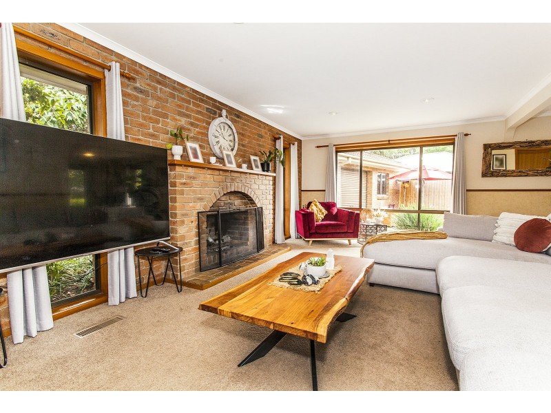 16 Chamberlain Drive, Kilsyth South VIC 3137