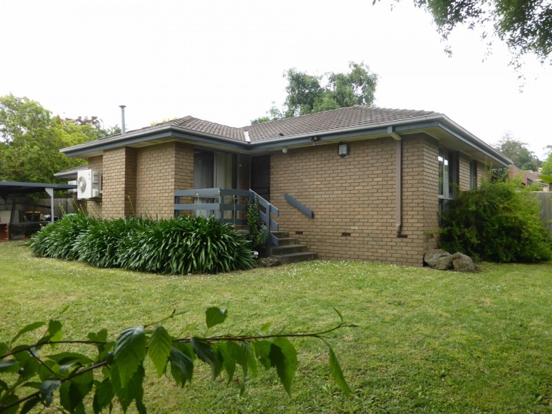 6 Statesman Crescent, Mooroolbark VIC 3138