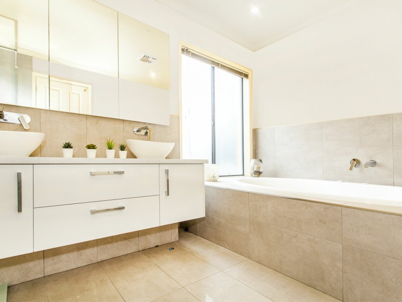 64 Regency Rise, Chirnside Park VIC 3116