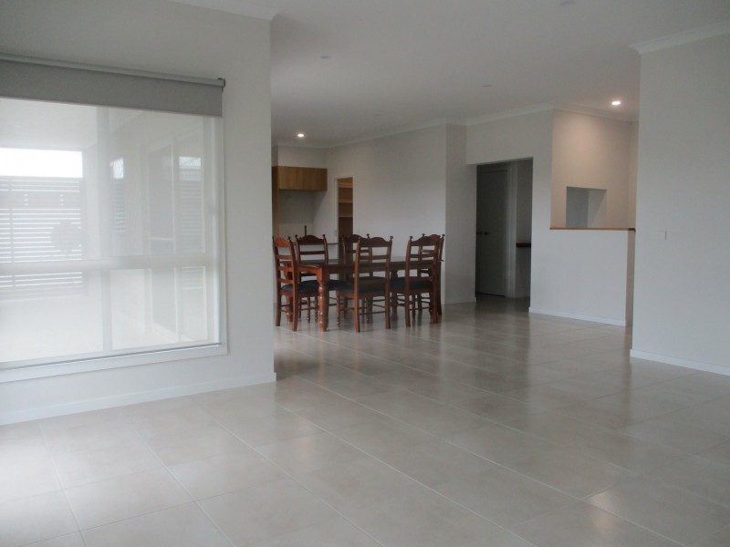 21 Regent Avenue, Mooroolbark VIC 3138