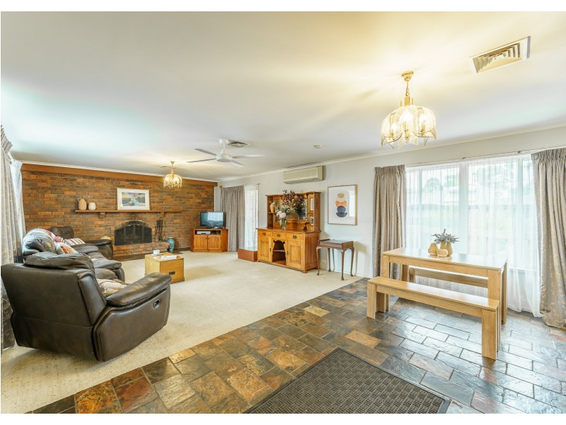 13 Carolanne Court, Mooroolbark VIC 3138