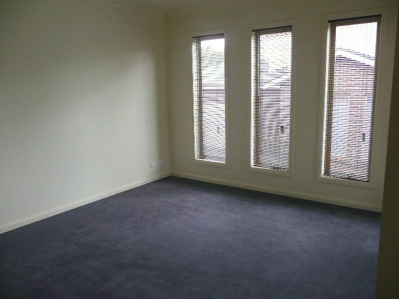 2/4 Cambridge Road, Mooroolbark VIC 3138