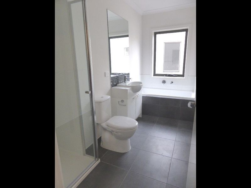 8 Recess Concourse, Mooroolbark VIC 3138