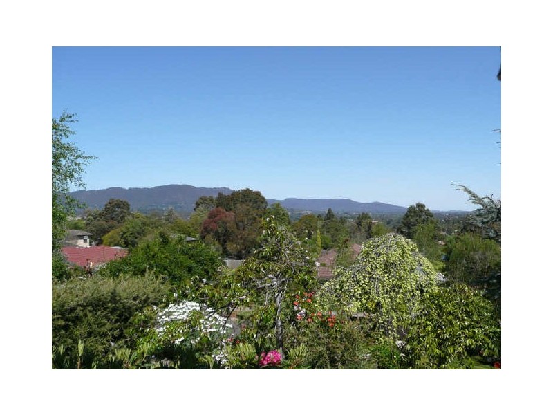 13 Eastwood Crescent, Mooroolbark VIC 3138