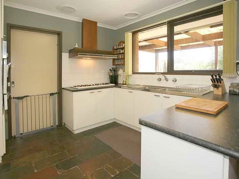 1 Wyuna Walk, Mooroolbark VIC 3138