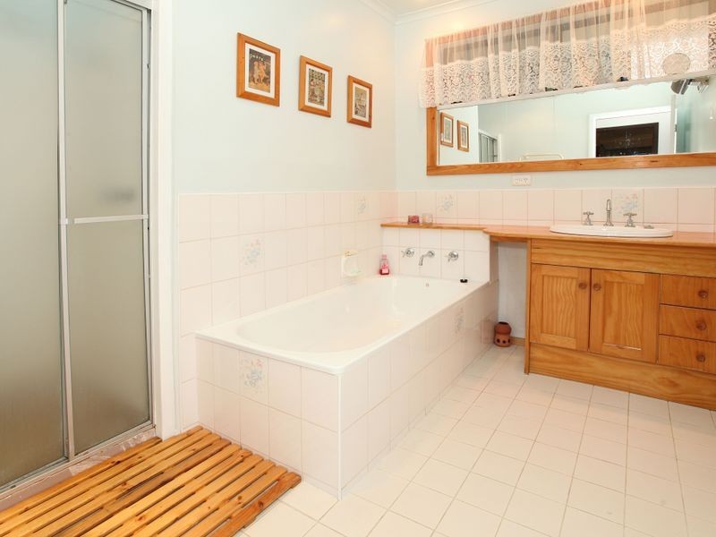 27 Williams Rd, Mooroolbark VIC 3138