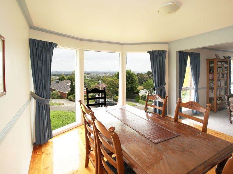 4 Deepdale Grove, Mooroolbark VIC 3138