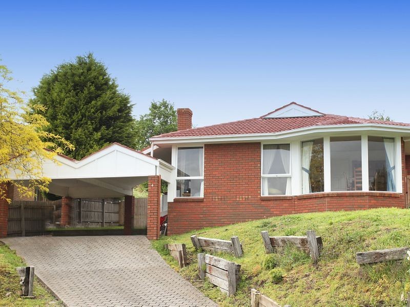 4 Deepdale Grove, Mooroolbark VIC 3138
