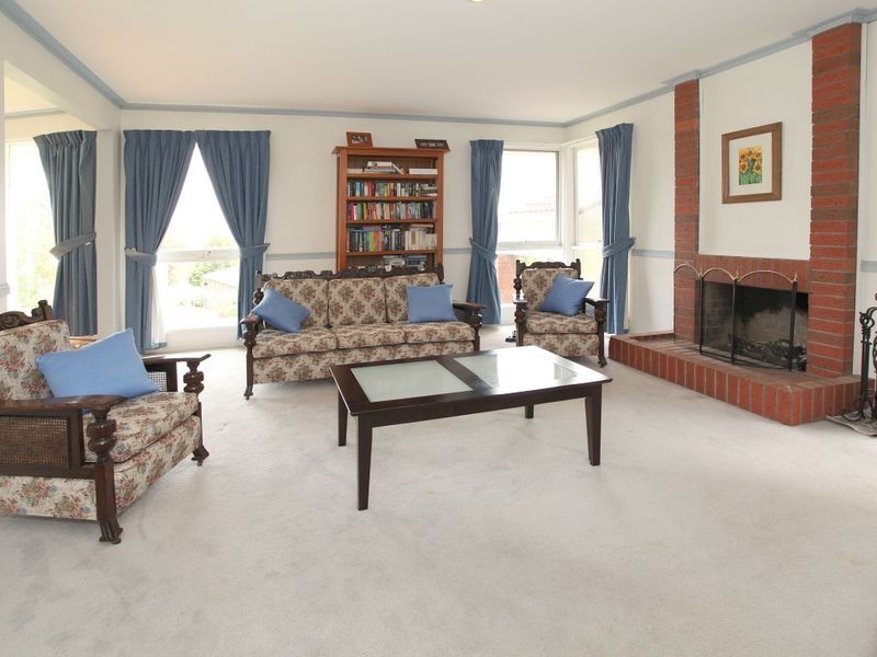 4 Deepdale Grove, Mooroolbark VIC 3138