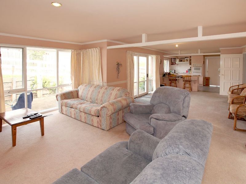 4 Deepdale Grove, Mooroolbark VIC 3138