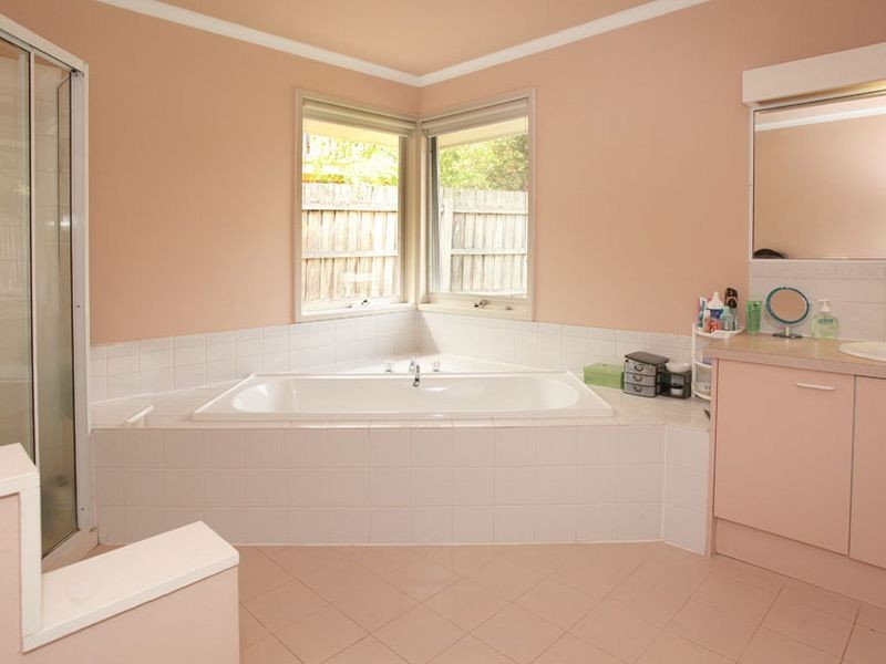 4 Deepdale Grove, Mooroolbark VIC 3138