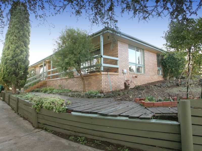 13 Eastwood Crescent, Mooroolbark VIC 3138