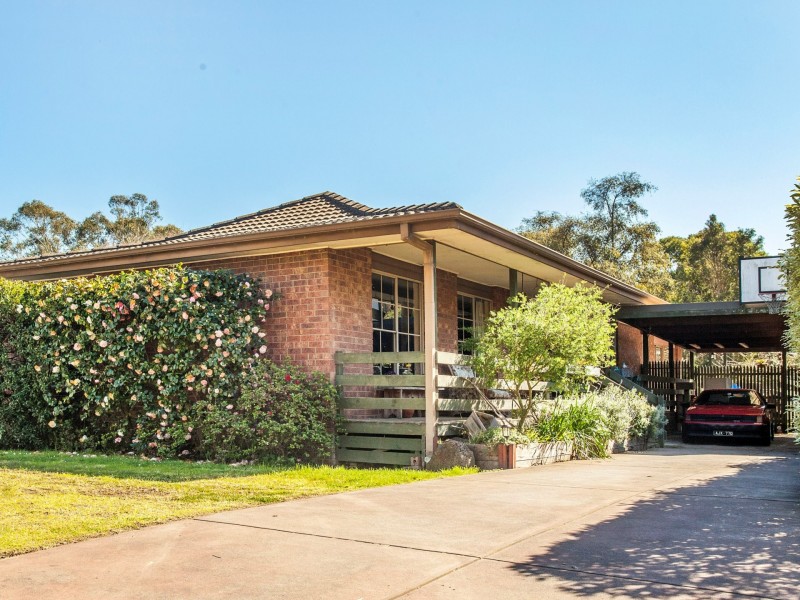 61 Zina Grove, Mooroolbark VIC 3138