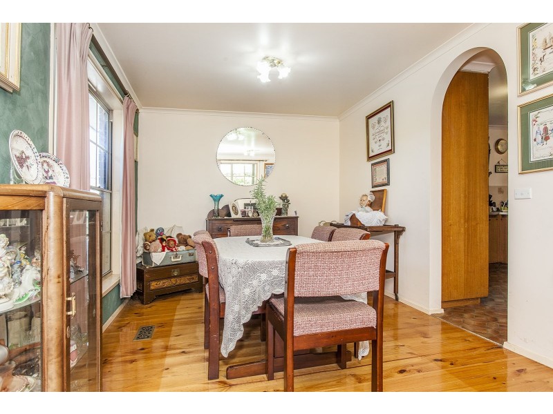 61 Zina Grove, Mooroolbark VIC 3138