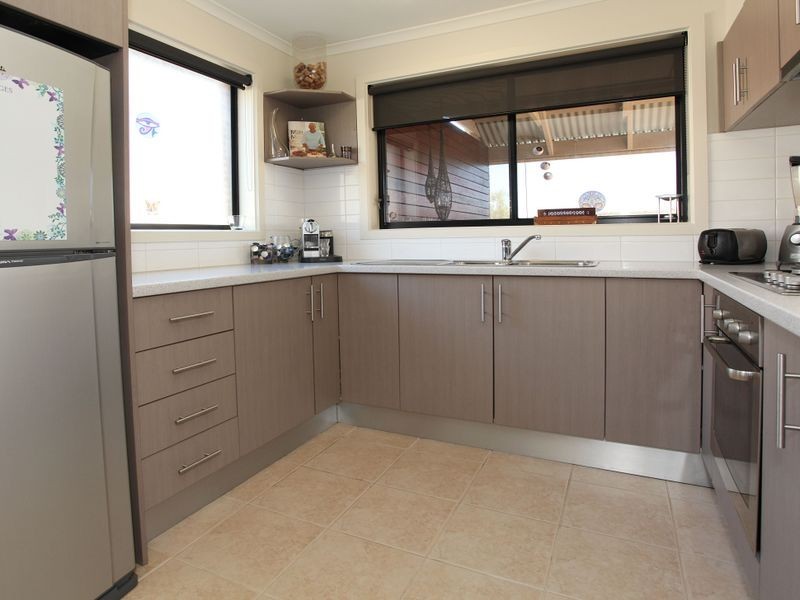 16 Russell Avenue, Mooroolbark VIC 3138