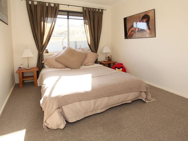 16 Russell Avenue, Mooroolbark VIC 3138