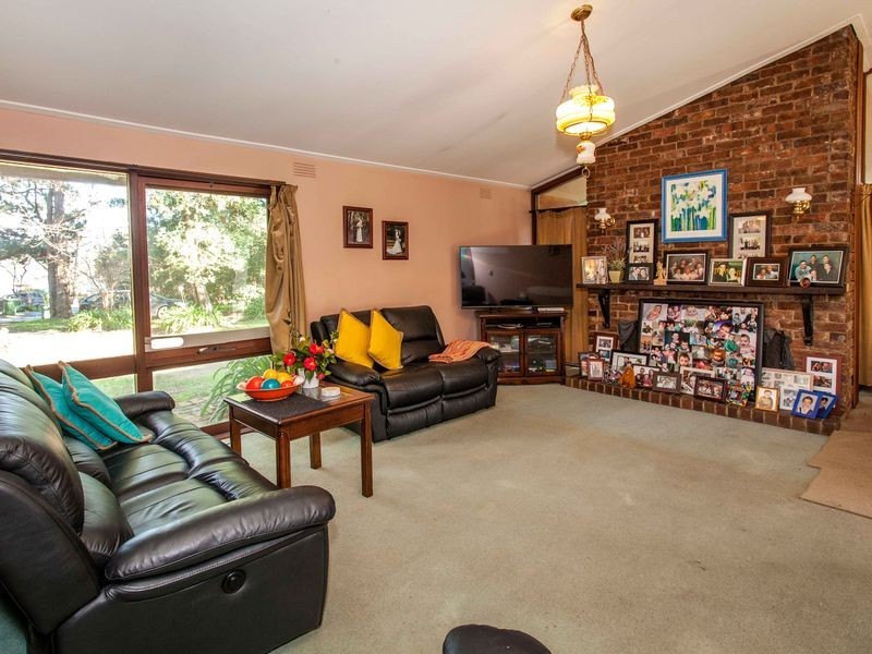15 Pine Road, Mooroolbark VIC 3138