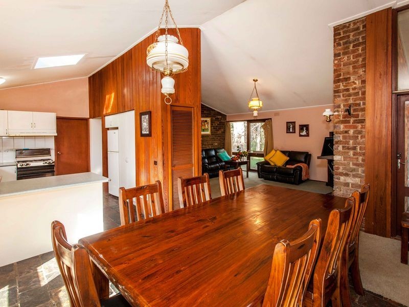 15 Pine Road, Mooroolbark VIC 3138
