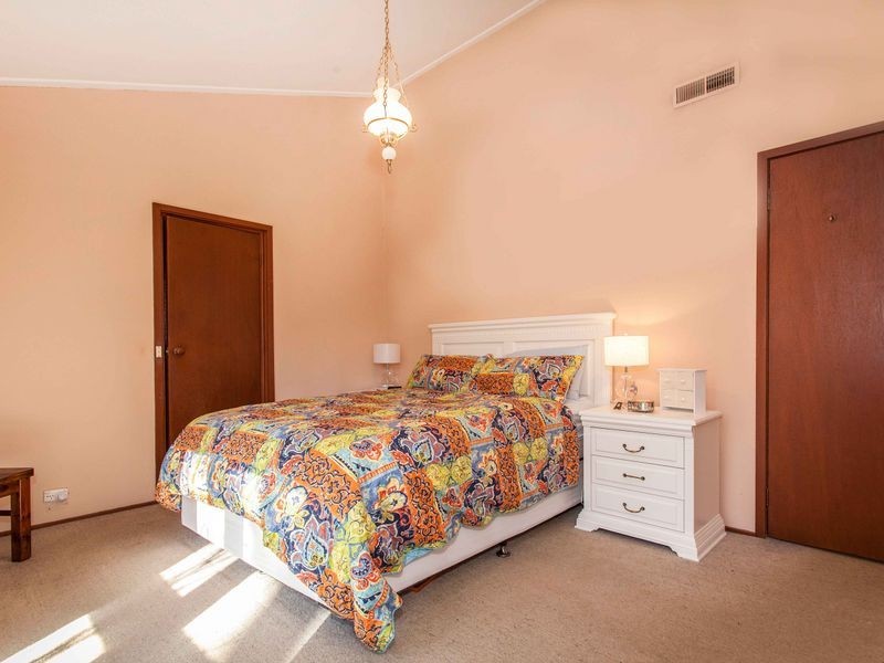 15 Pine Road, Mooroolbark VIC 3138